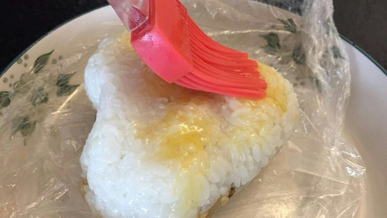 🍙🍙🍙剩下的都是精华——煎饭团,刷上蛋液,