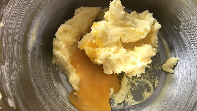 咖啡果酱小饼,打蛋器转中速把黄油打至蓬松状态。分三次加入2个蛋黄和1个蛋白,每次充分打匀后再加下一次。