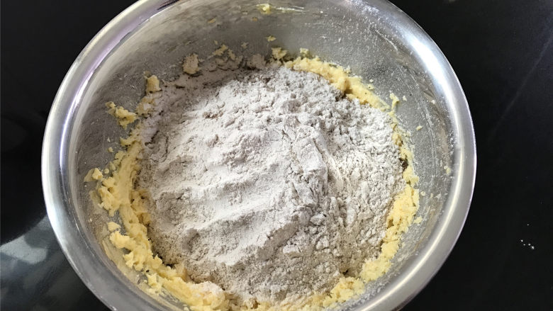 咖啡果酱小饼,黄油打发好后,筛入低粉和咖啡粉。