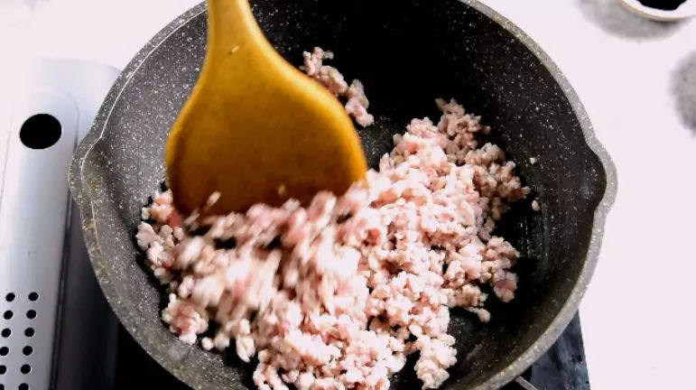 烧卖,一种严重被低估的食物,热锅冷油,倒入肉末炒至变色,倒入料酒、生抽、老抽、盐、糖,炒匀