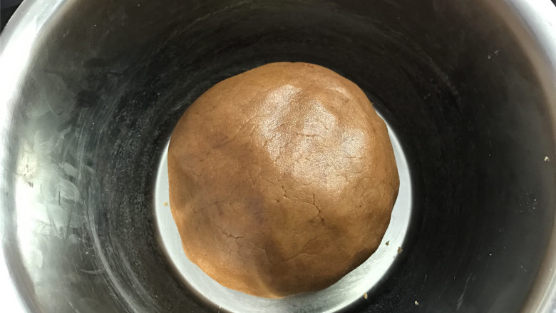 咖啡果酱小饼,用刮刀翻拌均匀至无干粉状态,后用手捏成团,包保鲜膜放冰箱冷藏20分钟。