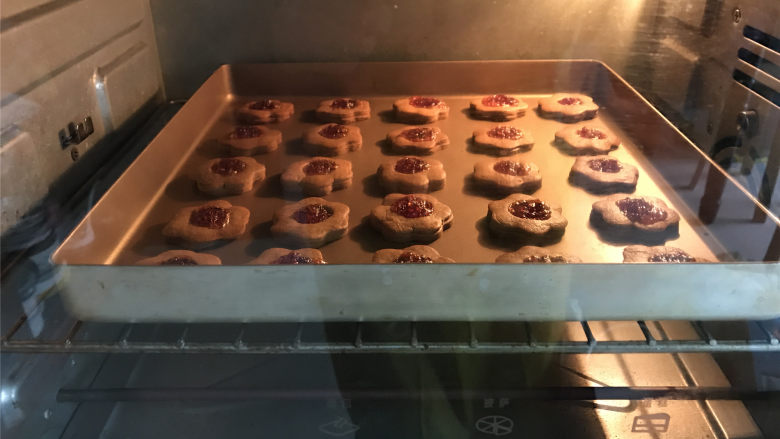 咖啡果酱小饼,全部完成后,放入预热好的烤箱,中层,上下火,180度20分钟左右。