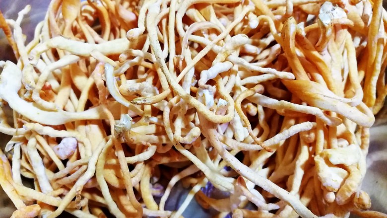 肉炒虫草菇辣椒,新鲜的<a style='color:red;display:inline-block;' href='/shicai/ 7866'>虫草菇</a>去除根部摘净,用水快速洗一下。