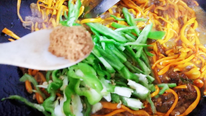 肉炒虫草菇辣椒,放半小勺,13香。煸炒一会儿至虫草菇,辣椒丝微熟。