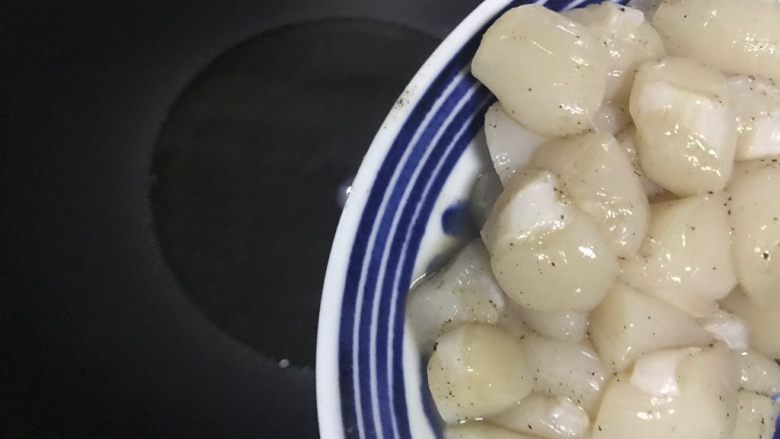 老干妈菜花仙贝丁,待锅内油七分热时,下仙贝丁