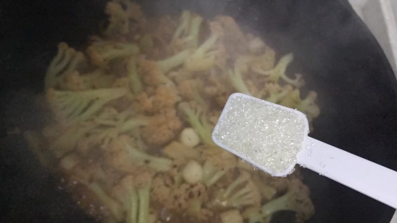 老干妈菜花仙贝丁,加一小勺细砂糖,翻炒均匀,即可