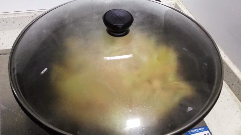 老干妈菜花仙贝丁,盖上锅盖,转小火焖煮1.2分钟