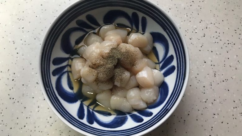 老干妈菜花仙贝丁,入少许料酒,胡椒粉,抓均匀,腌制,备用