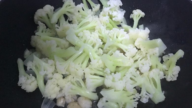 老干妈菜花仙贝丁,加入菜花,翻炒均匀