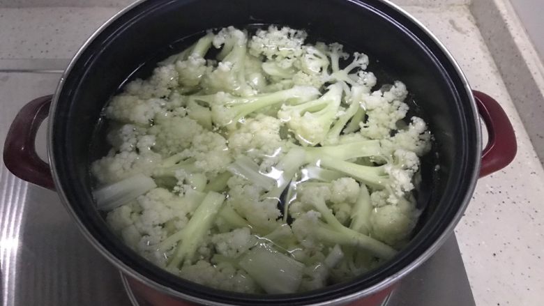 老干妈菜花仙贝丁,下菜花,煮至断生,差不多两分钟左右