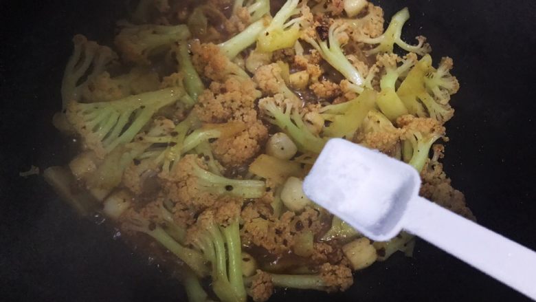 老干妈菜花仙贝丁,待锅内汤汁收紧,加一小勺细盐