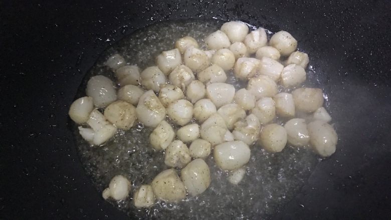 老干妈菜花仙贝丁,翻炒至变色,体积变小