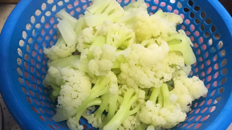 老干妈菜花仙贝丁,捞出煮好的菜花,控干水分