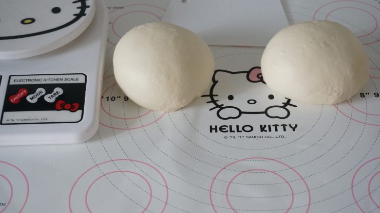 奶香吐司,松弛好的面团分割成等量2份,滚圆盖膜松弛20分钟