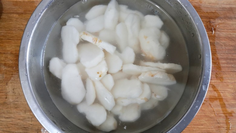 马蹄炒虾仁——时令快手养生菜,切好片的马蹄在水中浸泡一下,去淀粉。
