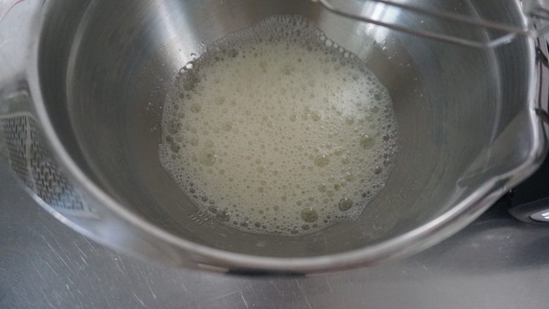 椰香戚风,分离好的蛋白入无水无油盆内,先打发至粗泡