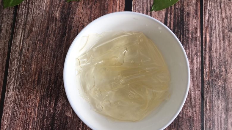 火龙果慕斯蛋糕,7.5g吉利丁片放冷水里泡软,捞出来把水倒掉