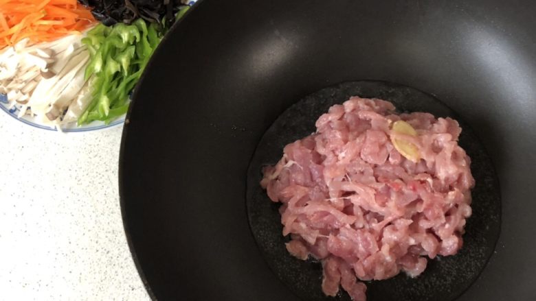 超过瘾的鱼香肉丝,锅热倒少许油,倒肉丝下去翻炒