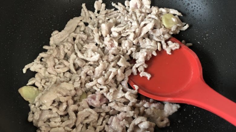超过瘾的鱼香肉丝,炒至变色,装碗备用