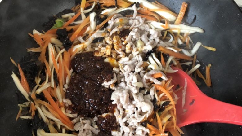 超过瘾的鱼香肉丝,放入肉丝、调料包进行翻炒,可以依个人口味和材料多少,加少许糖、生抽、醋进行调味