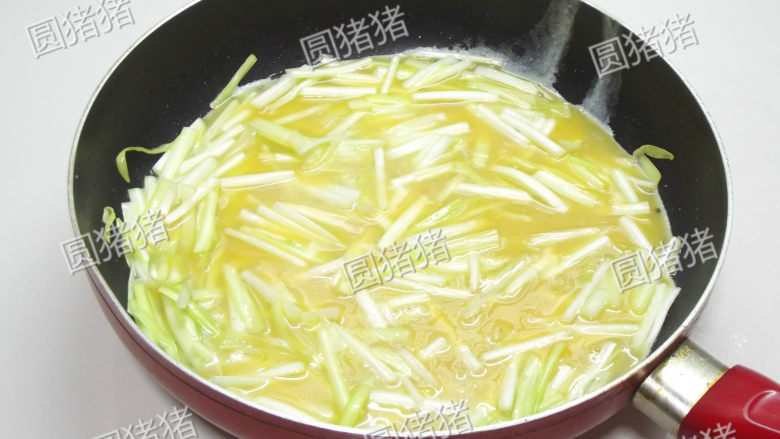 韭黄炒滑蛋,将炉火转为中小火,倒入蛋液。