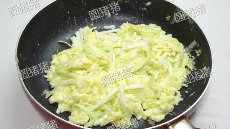 韭黄炒滑蛋,一直到蛋液全部有8成熟的样子,即可盛盘。