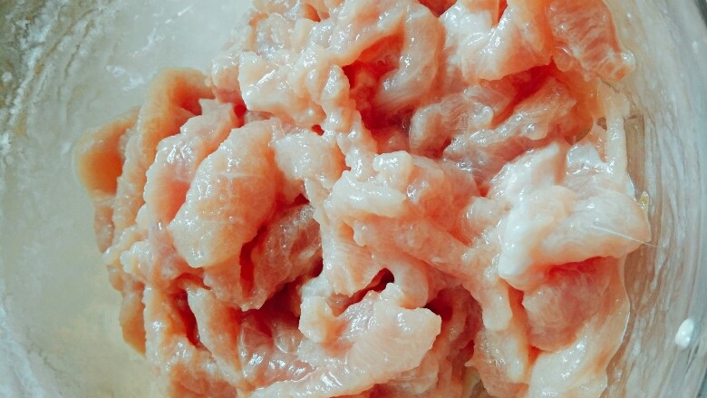鱼香肉丝,用筷子搅拌均匀,放一旁腌制30分钟