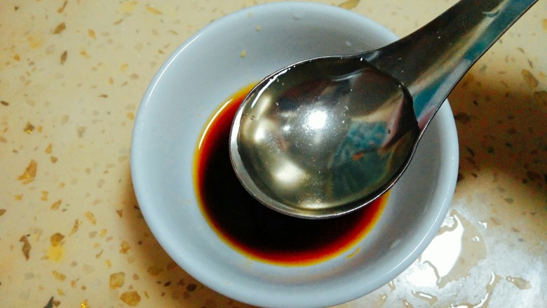 鱼香肉丝,一勺<a style='color:red;display:inline-block;' href='/shicai/ 715'>白醋</a>