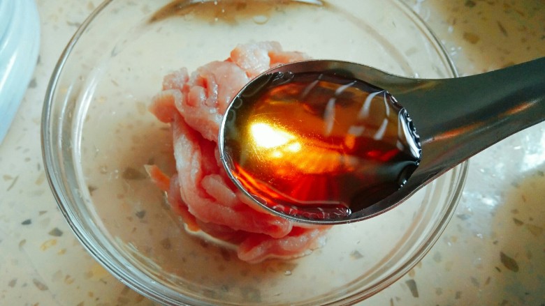 鱼香肉丝,往猪肉加一勺<a style='color:red;display:inline-block;' href='/shicai/ 718'>料酒</a>