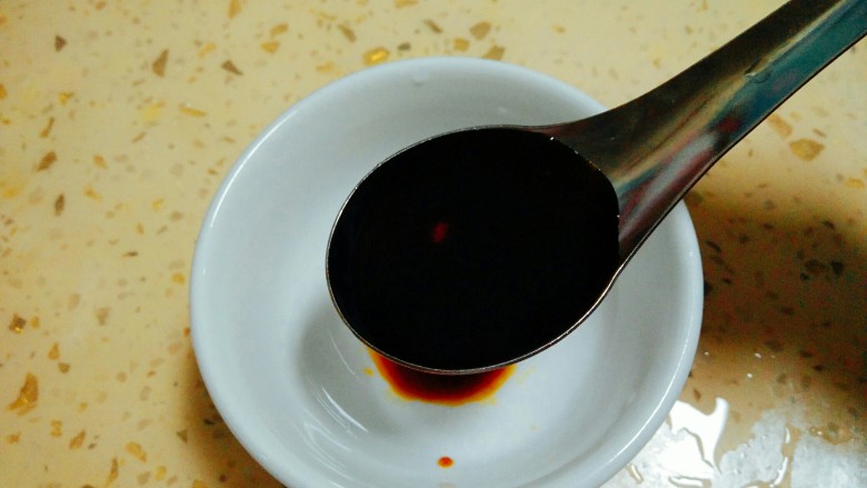 鱼香肉丝,肉腌制过程中准备料汁,往一个小碗里加一勺<a style='color:red;display:inline-block;' href='/shicai/ 788'>生抽</a>
