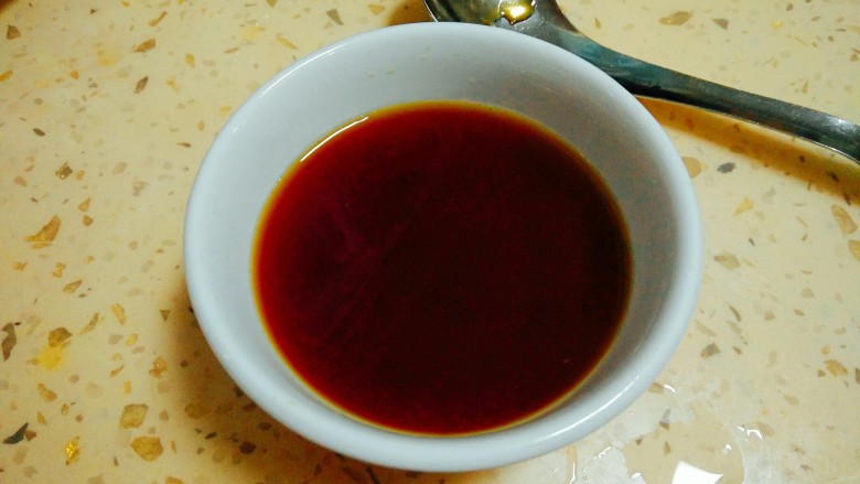 鱼香肉丝,5勺<a style='color:red;display:inline-block;' href='/shicai/ 156925'>水</a>混合均匀放一旁备用