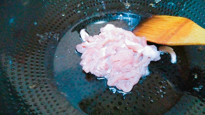 鱼香肉丝,肉腌制好后,往炒锅中加适量食用油,放入肉丝