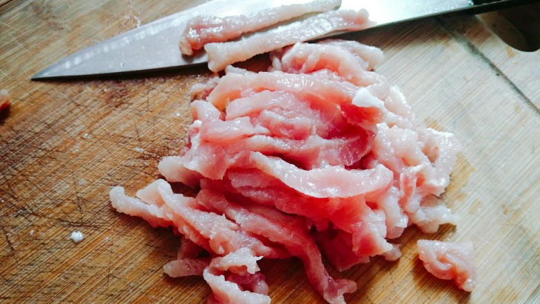 鱼香肉丝,<a style='color:red;display:inline-block;' href='/shicai/ 414'>猪肉</a>洗干净切丝,最好选择里脊肉,没有里脊肉,也要猪瘦肉,没有筋膜的那种
