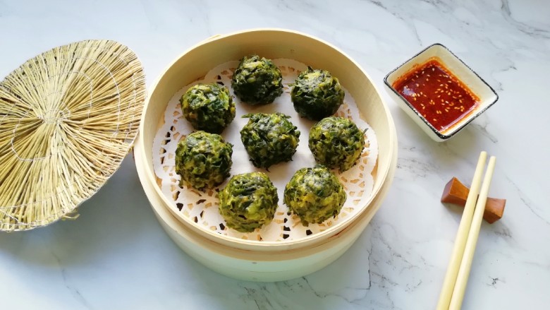 玉米面菠菜菜团,蒸好的菜团取出,根据自己的口味调个蘸汁就可以开吃啦!