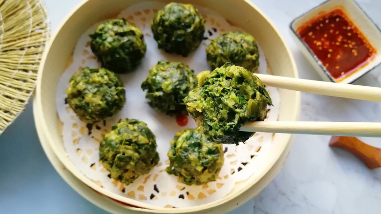 玉米面菠菜菜团,太好吃了,加了玉米面粉的菜团有一股特别的香味。