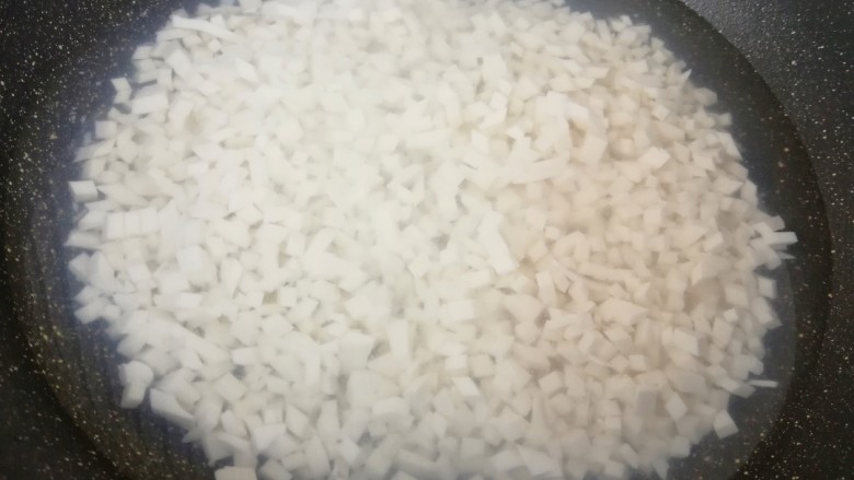 荠菜豆腐羹,锅内放入切好的豆腐丁,加水烧开。