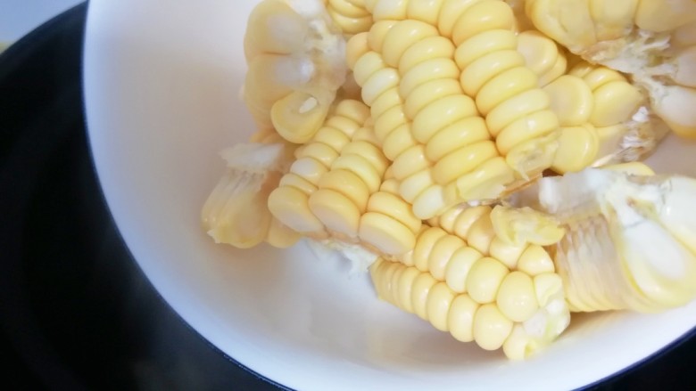 莲藕玉米排骨汤,下入玉米,继续中小火炖煮。