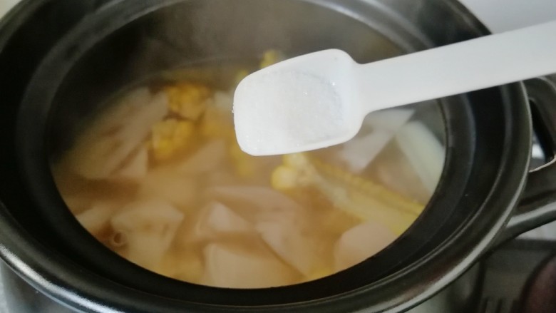 莲藕玉米排骨汤,一个小时以后放盐调味,继续炖10分钟之后关火。