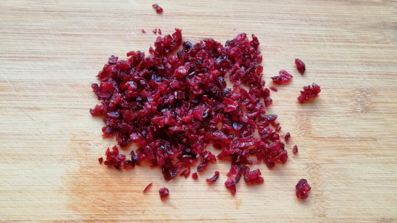 蔓越莓饼干,<a style='color:red;display:inline-block;' href='/shicai/ 109174'>蔓越莓干</a>用水冲洗一下,用厨房用纸吸干水分,切碎备用。