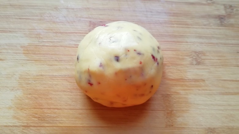 蔓越莓饼干,揉成面团。