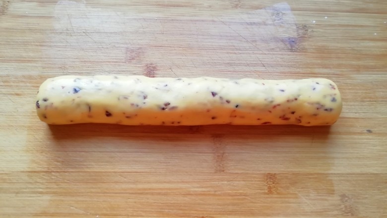 蔓越莓饼干,搓成圆柱形,用保鲜膜包起来,放入冰箱冷冻一个小时。