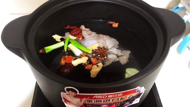 棒骨菠菜粉丝汤,加入开水,水量没过猪棒骨
