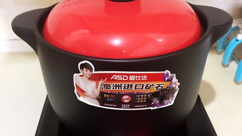 棒骨菠菜粉丝汤,盖上锅盖,大火烧开后小火慢烧2个小时