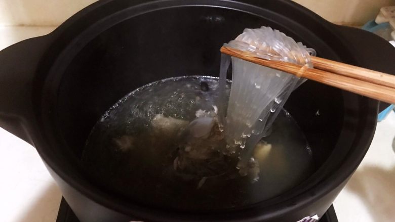 棒骨菠菜粉丝汤,棒骨煮好了,加入粉丝
