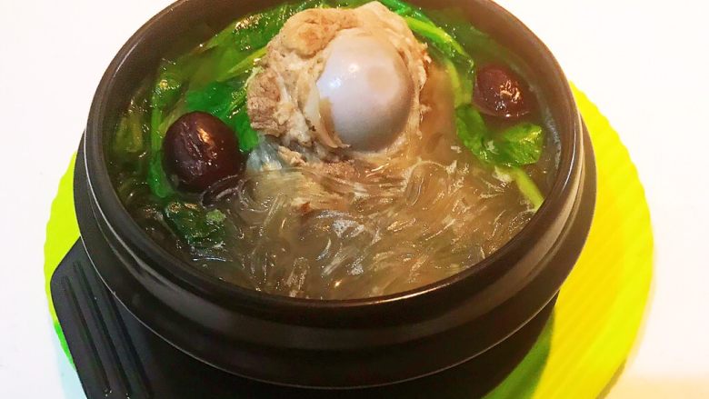 棒骨菠菜粉丝汤,棒骨菠菜粉丝汤鲜香适宜,好吃又温暖~
