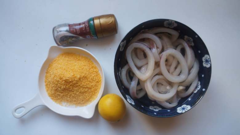 香酥鱿鱼圈,准备好主要食材,<a style='color:red;display:inline-block;' href='/shicai/ 1754'>鱿鱼圈</a>解冻,撕去外面那层黑膜。
