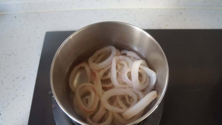 香酥鱿鱼圈,锅中加水烧开,放入鱿鱼圈焯烫一下,时间不要过长,以免肉质太老不好咬了