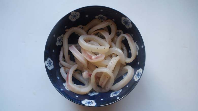 香酥鱿鱼圈,抓匀,腌制半小时左右