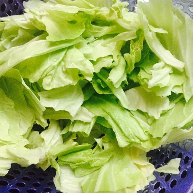 干锅包菜(简易版),把包心菜剥成一片片后,用淡盐水泡10分钟洗干净,沥干水分用手撕成大小合适的片状