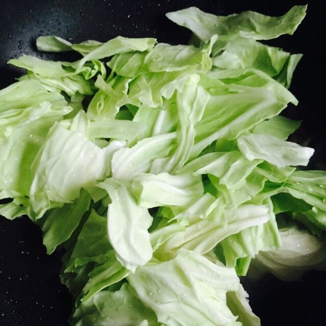干锅包菜(简易版),大火翻炒片刻